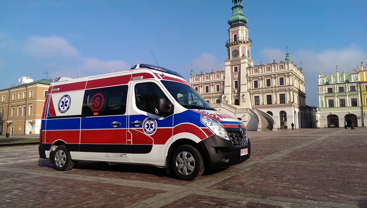 Ambulans Renault Master na Rynku Wielkim w Zamościu