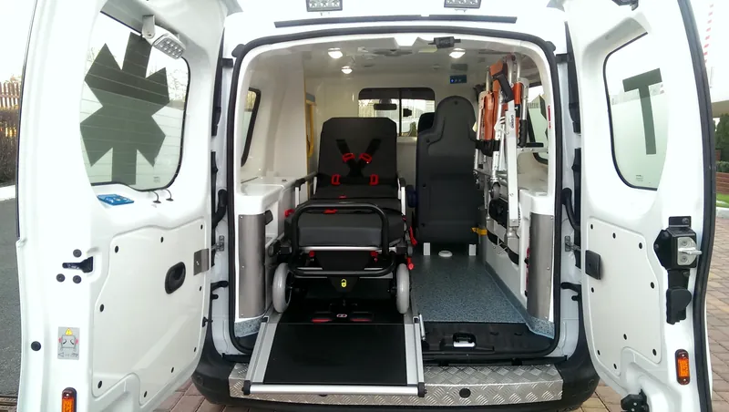 Renault Kangoo z otwartymi drzwiami tylnymi i noszami w przedziale medycznym
