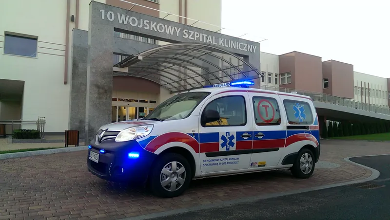 Ambulans Renault Kangoo przed 10 Wojskowym Szpitalem Klinicznym w Bydgoszczy