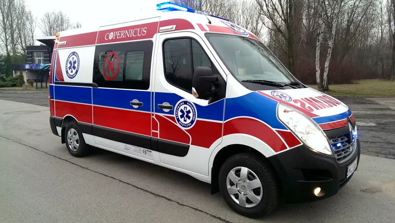 Ambulans Renault Master z oznakowaniem odbiorcy