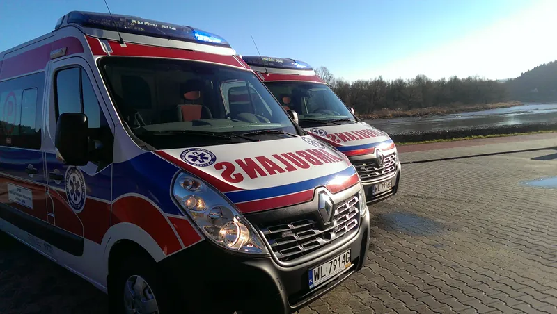 Dwa ambulanse Renault Master na placu