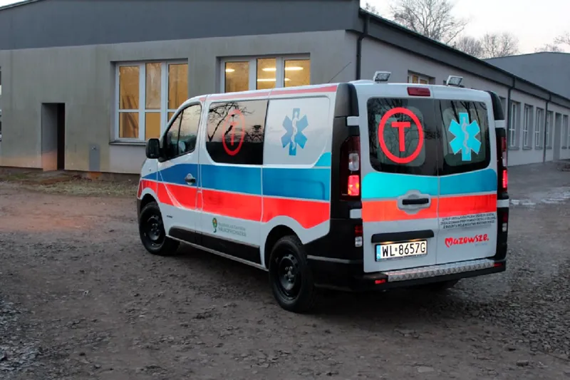Ambulans transportowy Renault Trafic od tyłu