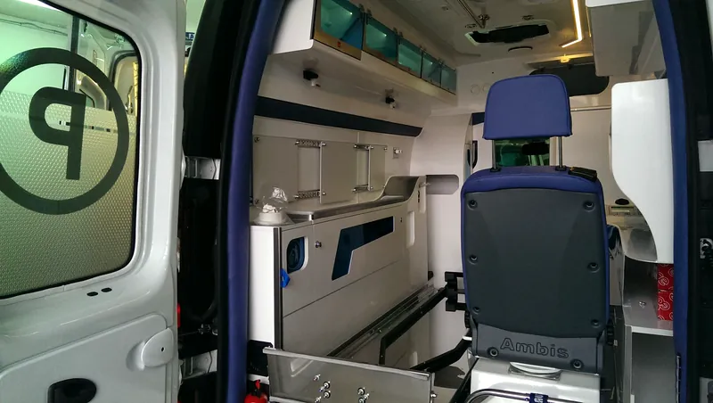 Przedział medyczny ambulansu podstawowego z fotelem i szafkami